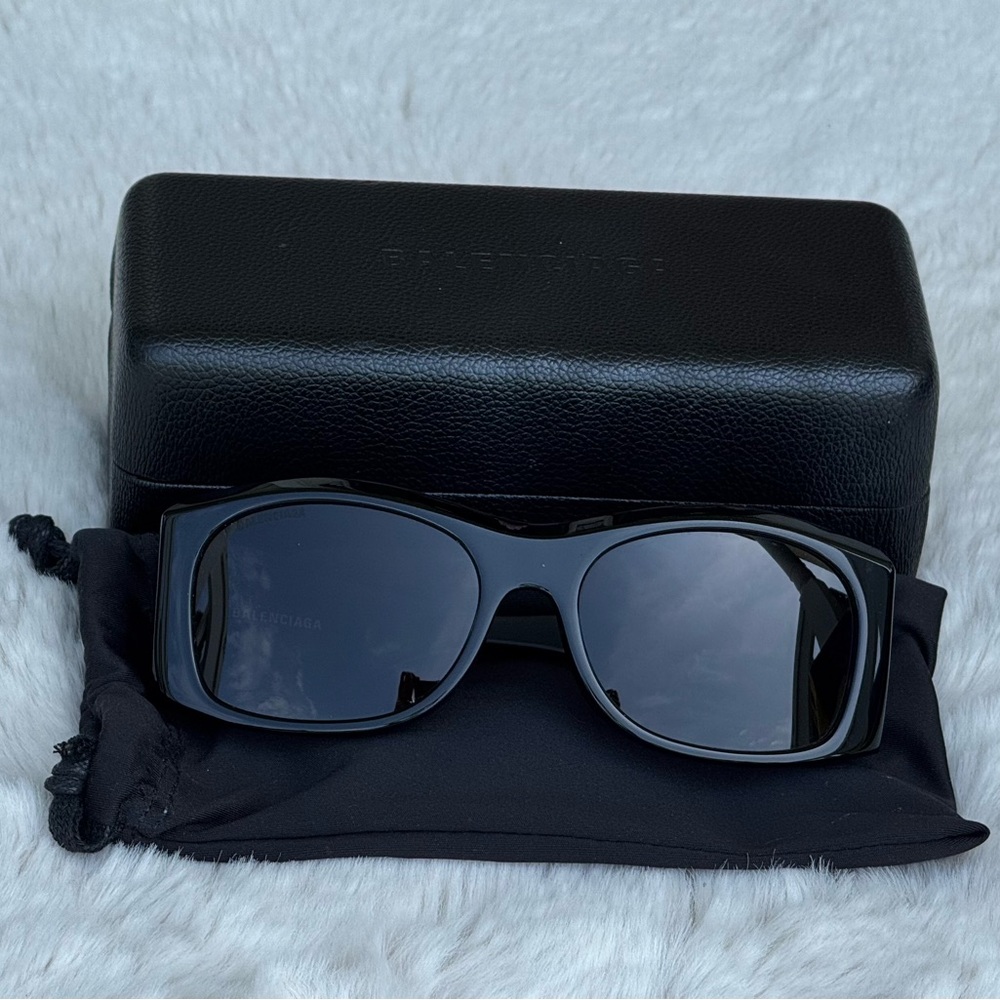 BALENCIAGA
Black Oversized Sunglasses (BB0001S)